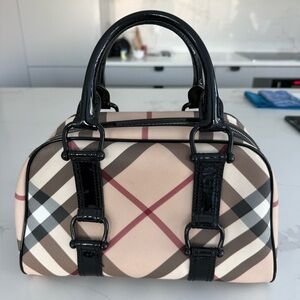 Burberry - Stylish Checkered Handbag
